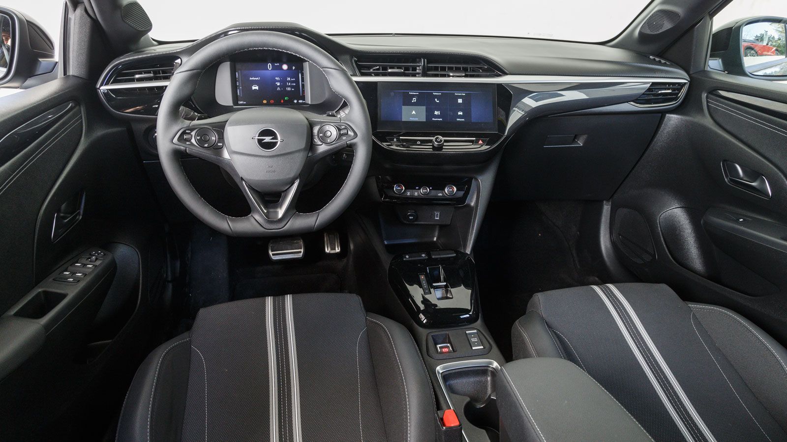 Ικανοποιεί σε ποιότητα κατασκευής το Opel Corsa (συνδυασμός μαλακών και σκληρών πλαστικών), που φέρει οθόνη αφής 10 ιντσών και ψηφιακό πίνακα οργάνων 