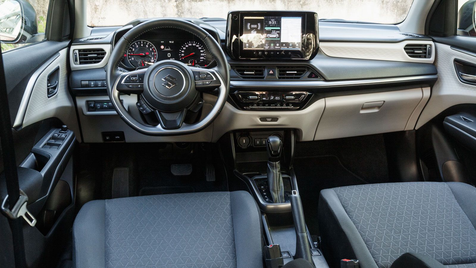 Το Suzuki Swift συνεχίζει να επενδύει περισσότερο στην εργονομία και στην αντοχή, παρά στο design όπως φαίνεται από την επιλογή αναλογικού πίνακα οργά