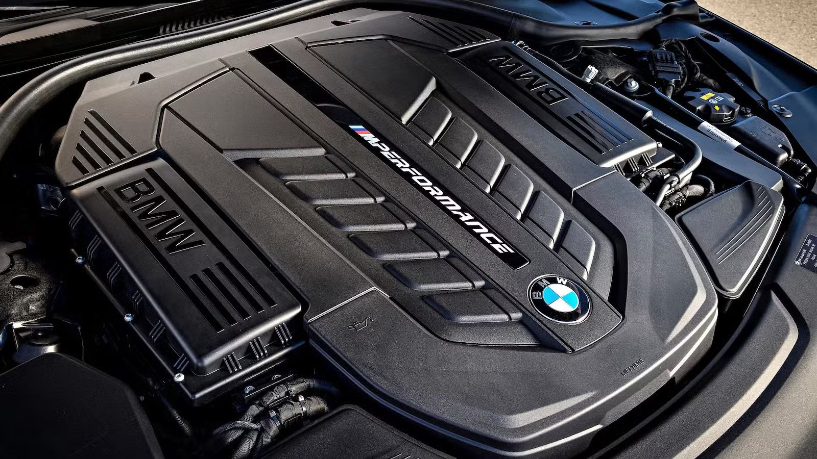 BMW: Δίνει ψήφο εμπιστοσύνης στους μεγάλους κινητήρες και κρατάει ακόμα και V12