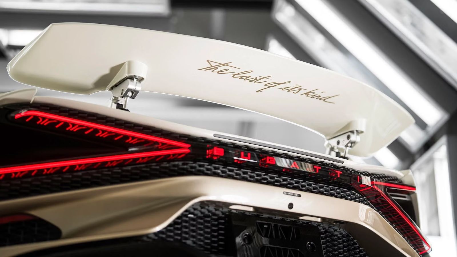 Τέλος εποχής για την Bugatti: Αποκαλύφθηκε η τελευταία W16 Mistral των 1.600 ίππων