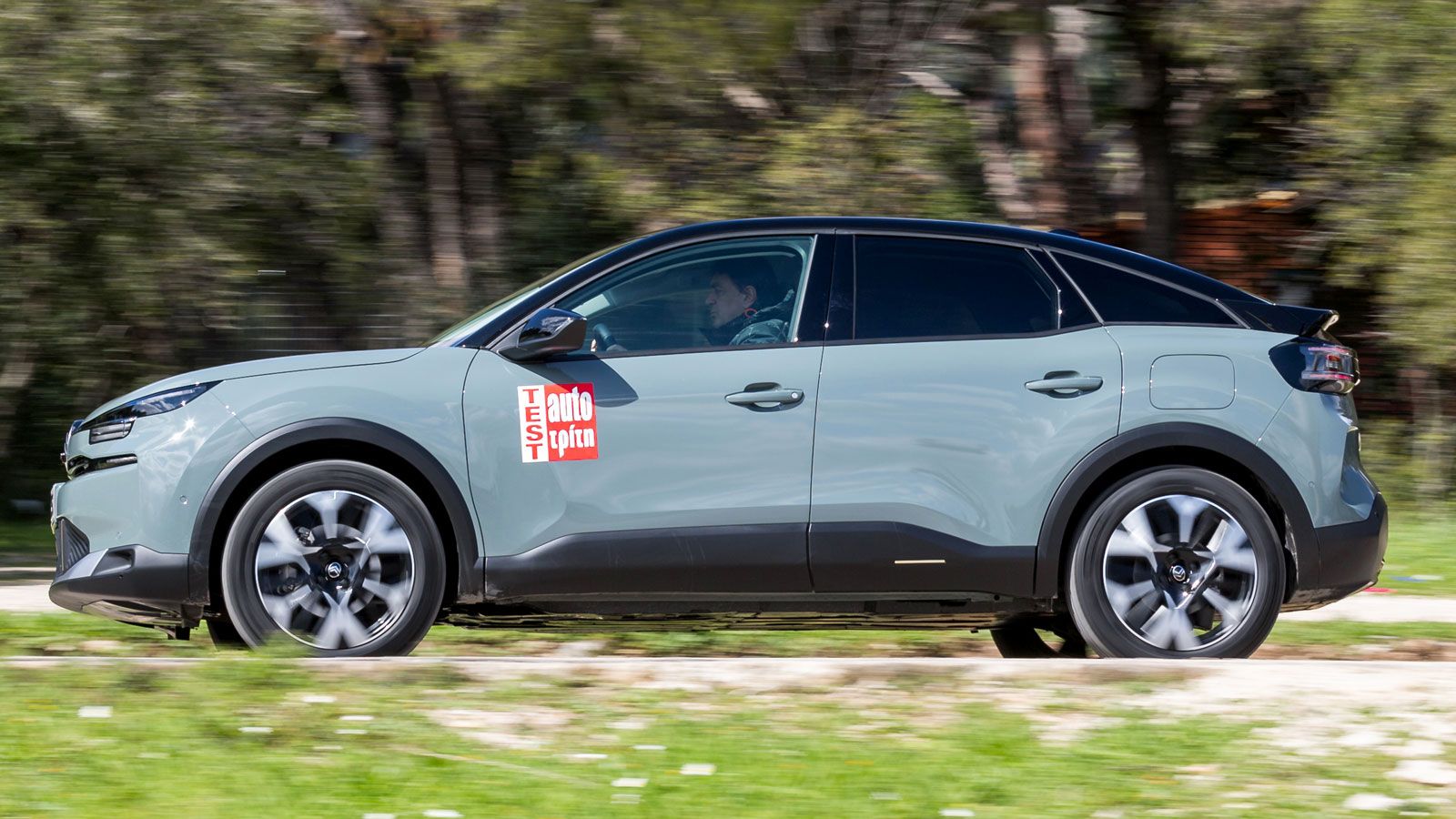 Πάνω στο 6άρι αυτόματο κιβώτιο του Citroen C4 Hybrid έχει τοποθετηθεί ένας ηλεκτροκινητήρας 29 ίππων και 55 Nm ροπής, ο οποίος μπορεί και να κινεί μόν