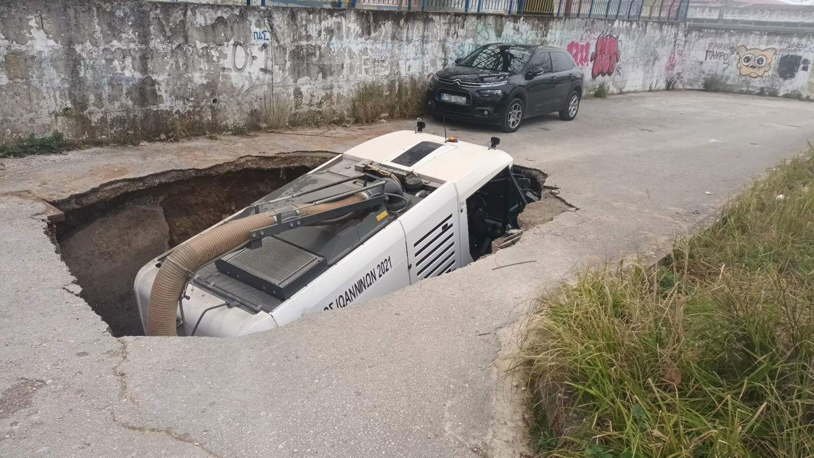 Δρόμος κατάπιε «σκούπα» λόγω καθίζησης στα Ιωάννινα