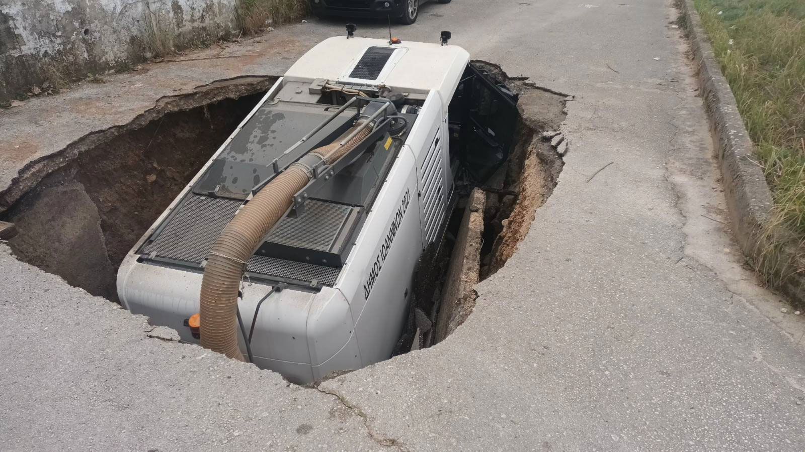 Δρόμος κατάπιε «σκούπα» λόγω καθίζησης στα Ιωάννινα