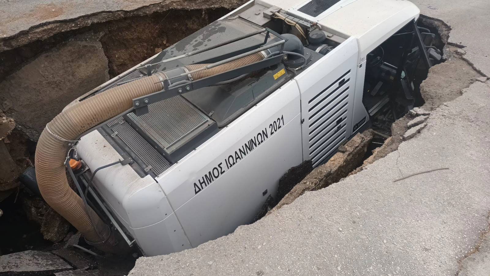 Δρόμος κατάπιε «σκούπα» λόγω καθίζησης στα Ιωάννινα
