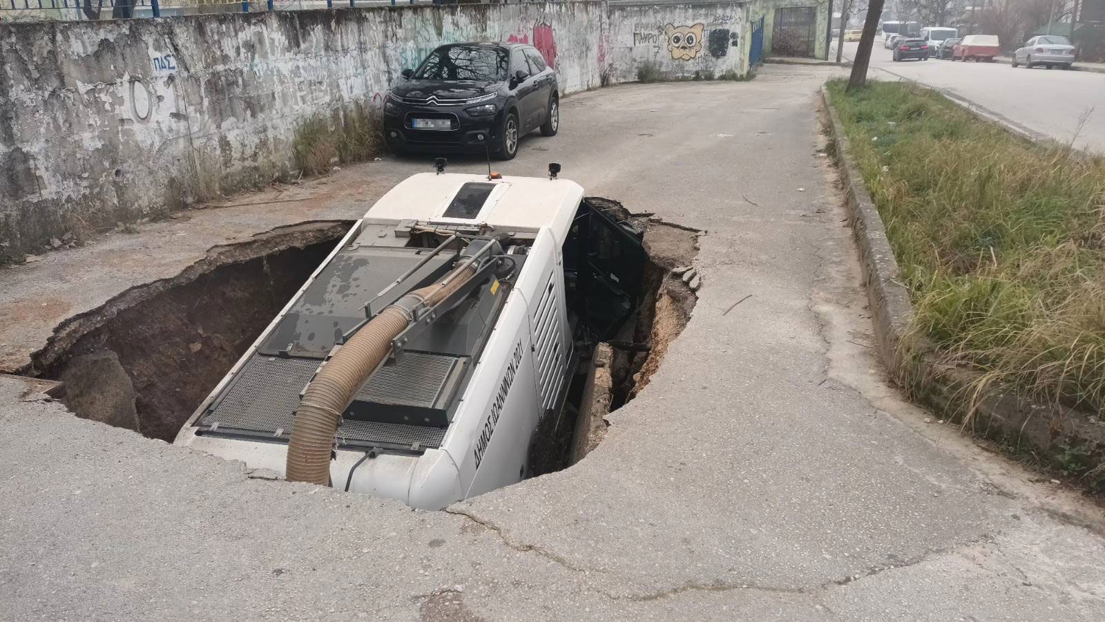 Δρόμος κατάπιε «σκούπα» λόγω καθίζησης στα Ιωάννινα