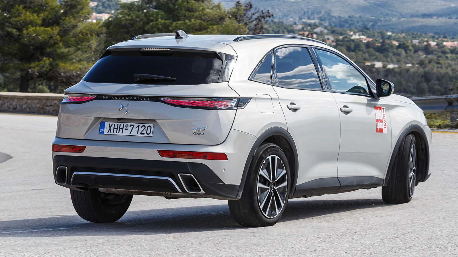 Το DS 7 Plug-in Hybrid με τετρακίνηση, 300 ίππους και στάνταρ την «καλή» ανάρτηση εμφανίζει δυναμικά χαρακτηριστικά. Το DS 7 diesel εστιάζει περισσότε
