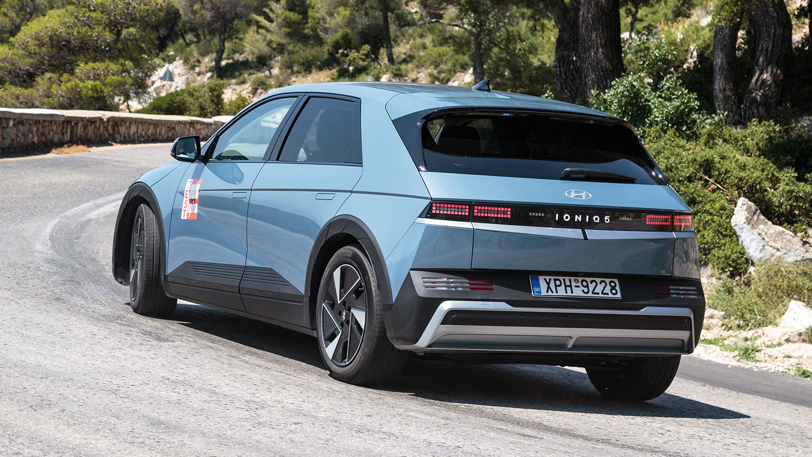 Το Hyundai Ioniq 5 είναι το μεσαίο SUV με τη μεγαλύτερη μπαταρία στα λεφτά του και προσφέρει κορυφαία αυτονομία και αποτελεί μία από τις καλύτερες προ