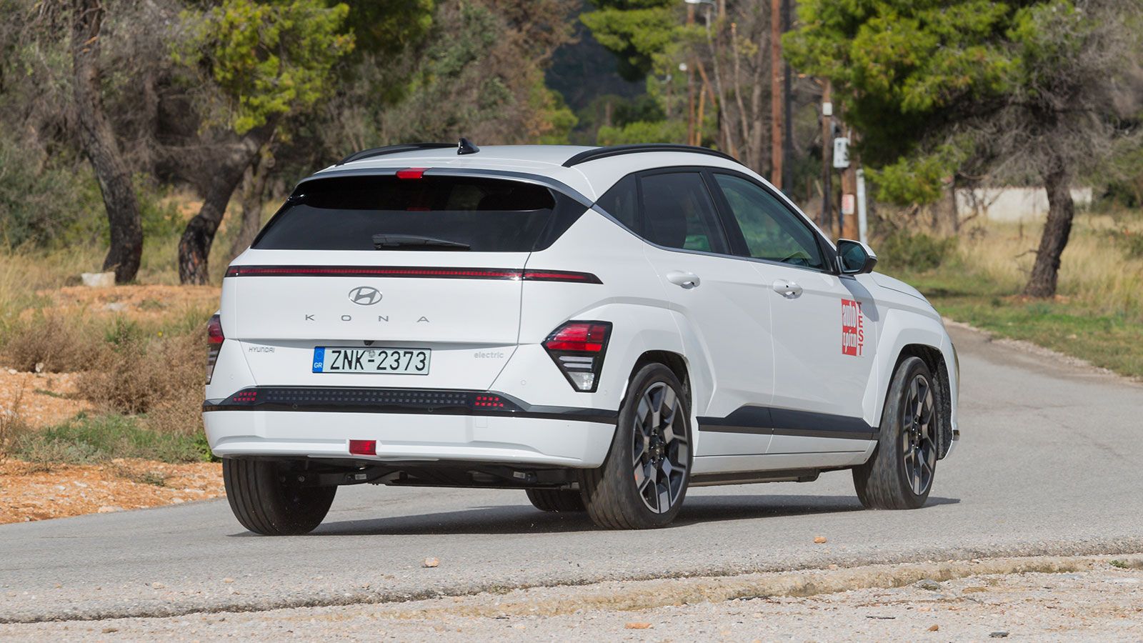 Το ηλεκτρικό Hyundai Kona Electric είναι ένα ολοκληρωμένο ηλεκτρικό SUV που συνδυάζει άνεση, ησυχία και πραγματική αυτονομία πάνω από 500 χλμ., ιδανικ