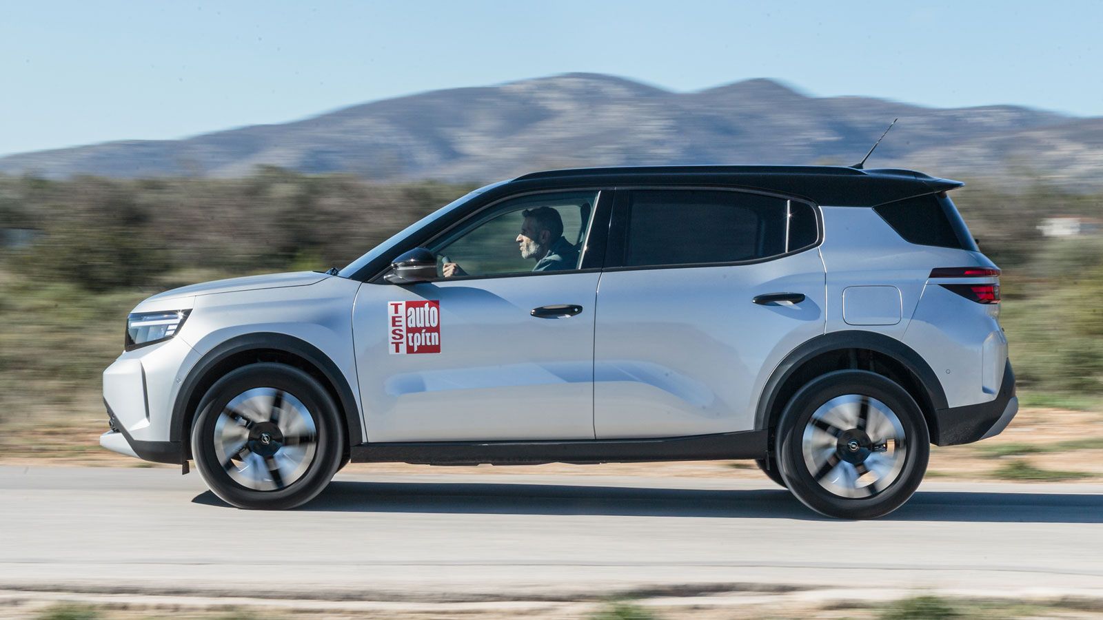 Οι hybrid εκδόσεις του Opel Frontera έχουν διευρυμένη, για ήπια υβριδικό μοντέλο, ηλεκτρική λειτουργία, με ένα ηλεκτρομοτέρ 21 kW να κινεί το αμάξωμα 