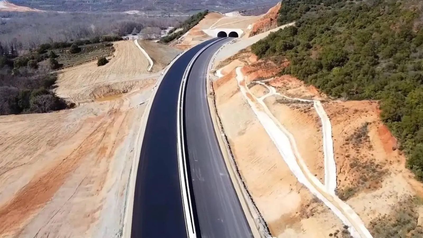 Το κυκλοφοριακό έμφραγμα στον Κηφισό φαίνεται να αποκτά επιτέλους μια ρεαλιστική λύση, καθώς ο νέος οδικός άξονας Ελευσίνα-Οινόφυτα γίνεται 1η προτερα
