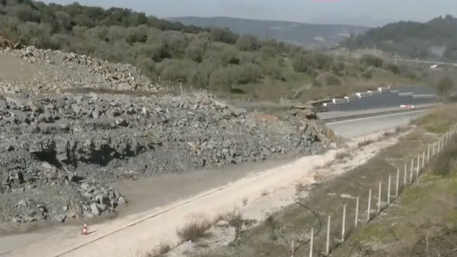 Οι τεράστιοι όγκοι χωμάτων που κατέληξαν στο οδόστρωμα, σε συνδυασμό με τη δημιουργία ρήγματος, κατέστησαν την οδική αρτηρία απροσπέλαστη και επικίνδυ