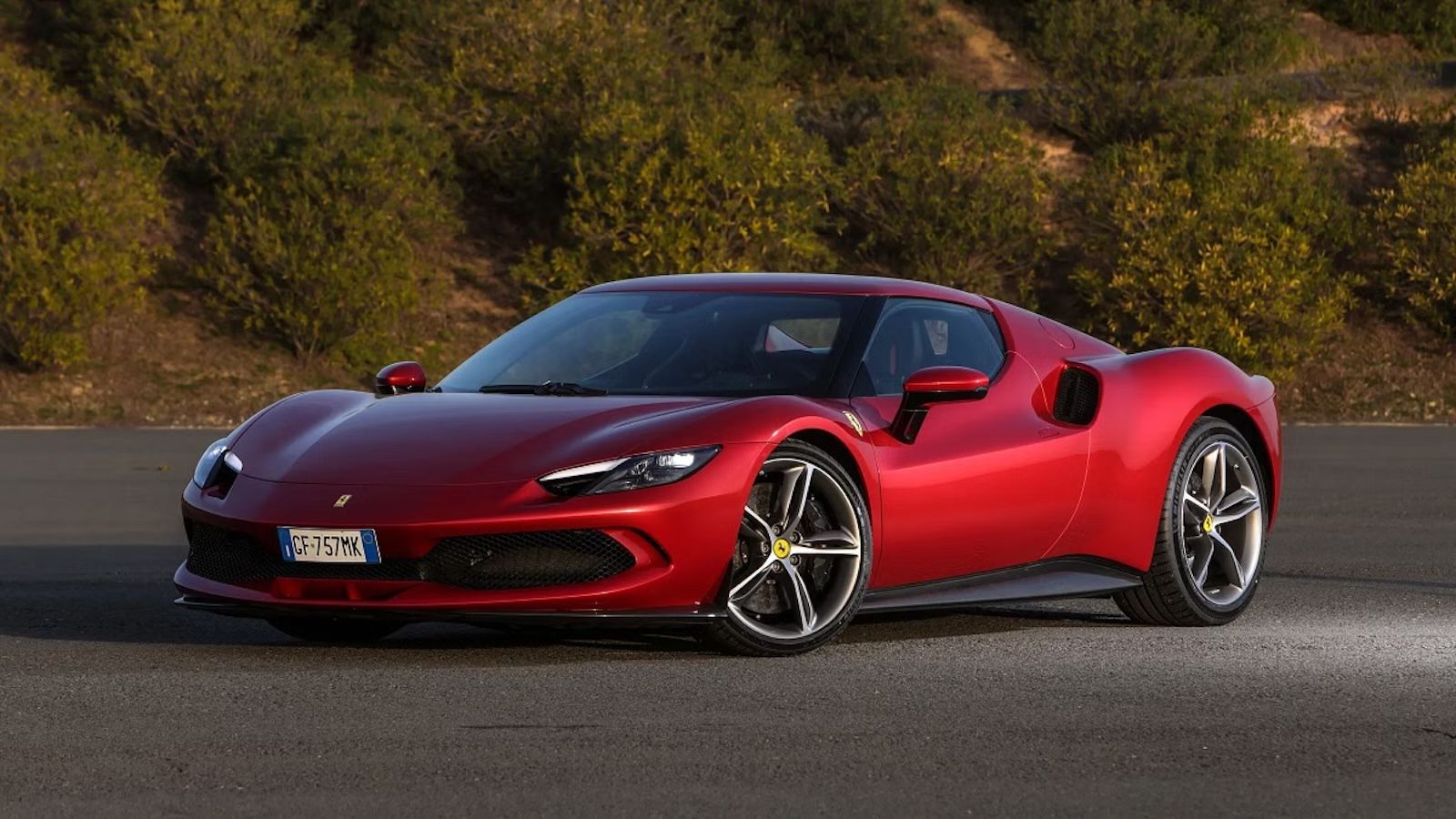 Η μία ταξινόμηση της Ferrari 296 GTS αρκεί για να τραβήξει τα βλέμματα, γιατί μιλάμε για ένα brand-σύμβολο που, ακόμη και σε ένα κομμάτι, «γράφει» είδ