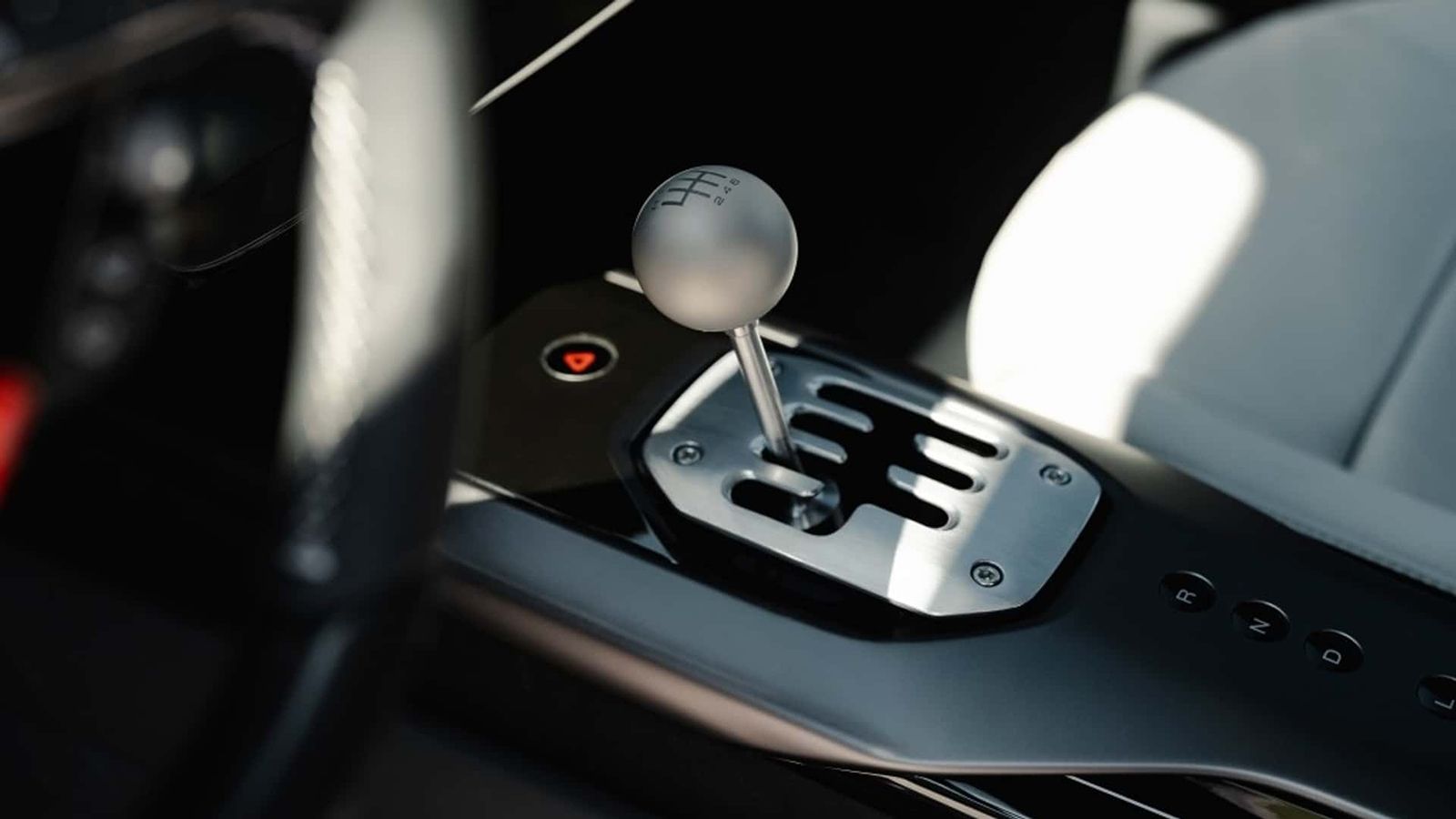 Tο νέο σύστημα της Ferrari 12Cilindri Manuale ονομάζεται «Manuale By-Wire» και η μάρκα καθιστά σαφές πως δεν υπάρχει μηχανική σύνδεση μεταξύ του λεβιέ