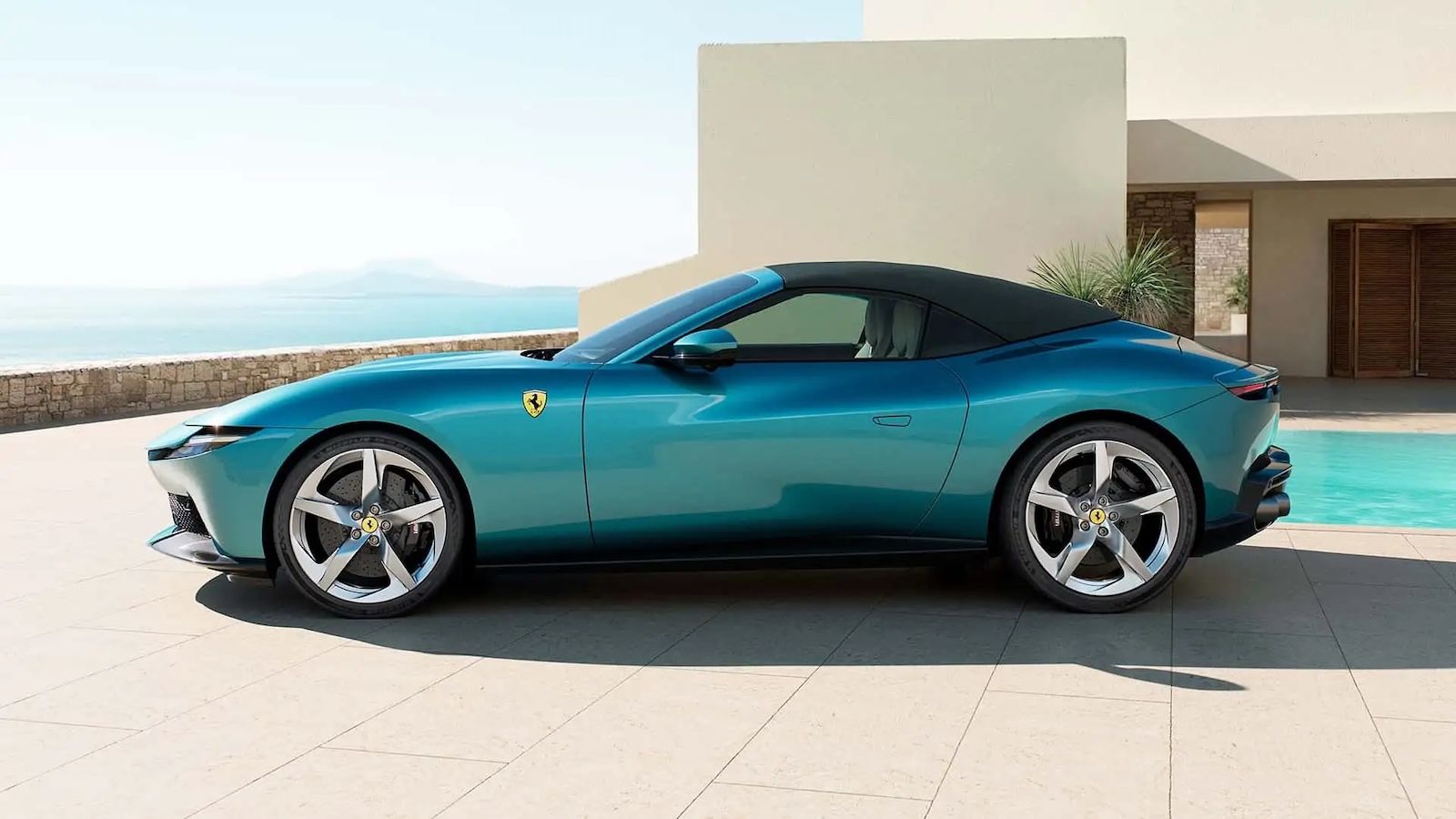 Η Ferrari Design Studio κατάφερε να διατηρήσει τη σιλουέτα του coupe ανέπαφη όταν η οροφή είναι κλειστή.