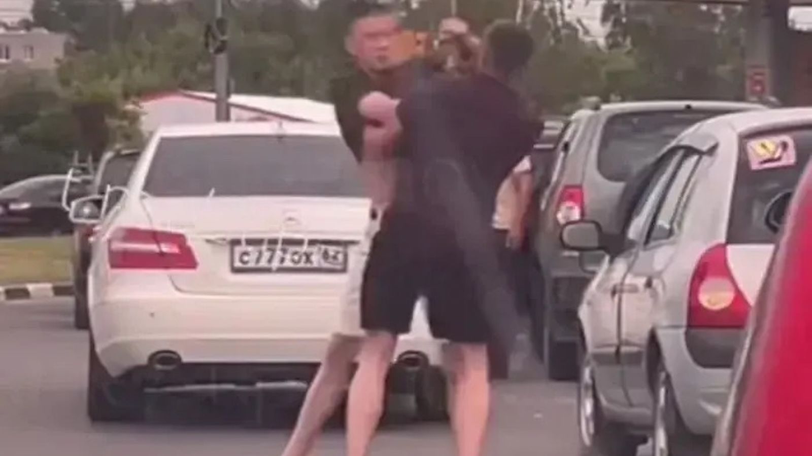 Πόλεμος νεύρων στη Ρωσία: Ξύλο και ουρές στα βενζινάδικα