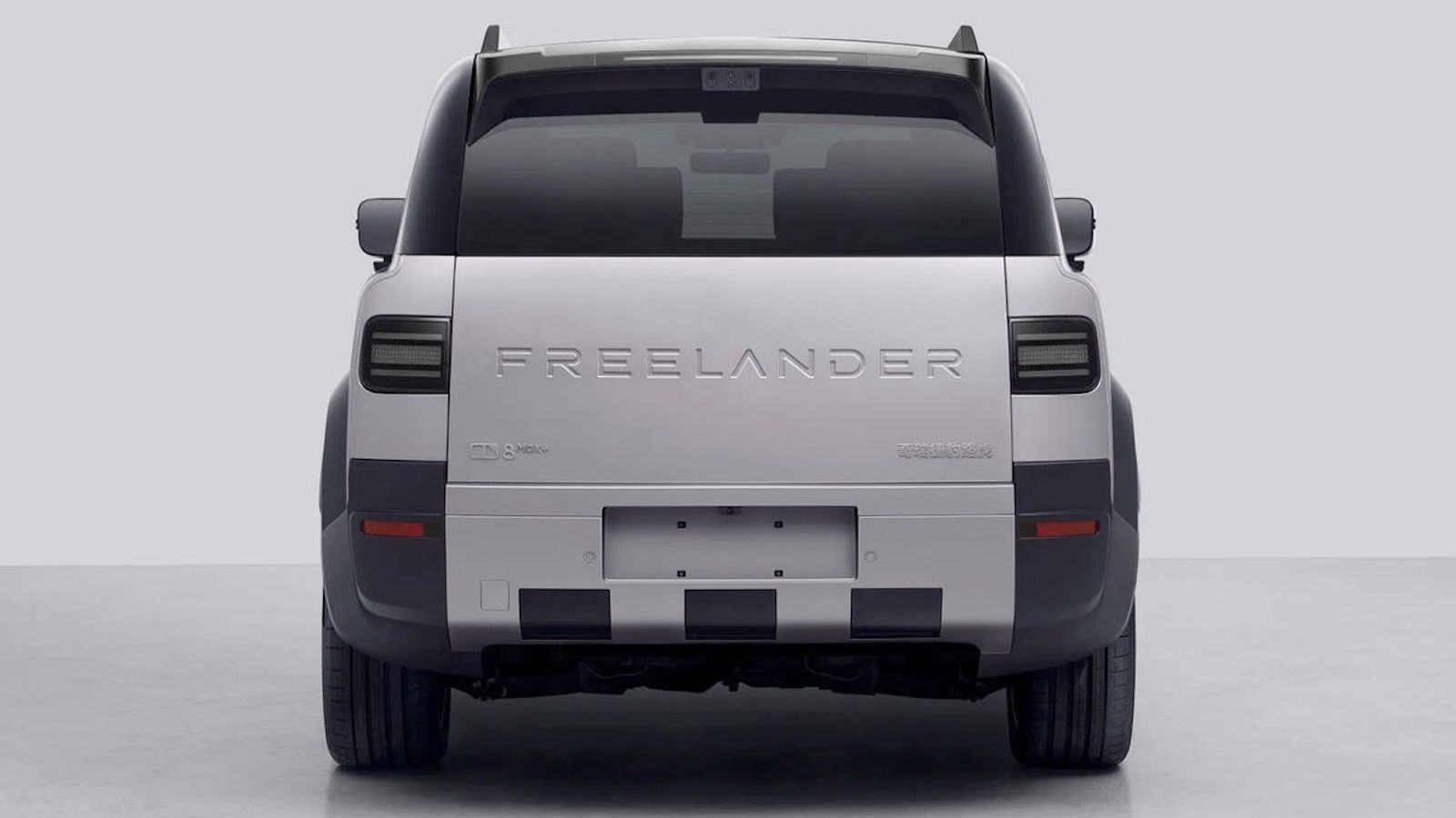 Το Plug-in υβριδικό Freelander 8 έχει  μικτό βάρος στα 3.495 κιλά. Η επιλογή αυτή τοποθετεί το μοντέλο μόλις 5 κιλά κάτω από το όριο των 3,5 τόνων, επ