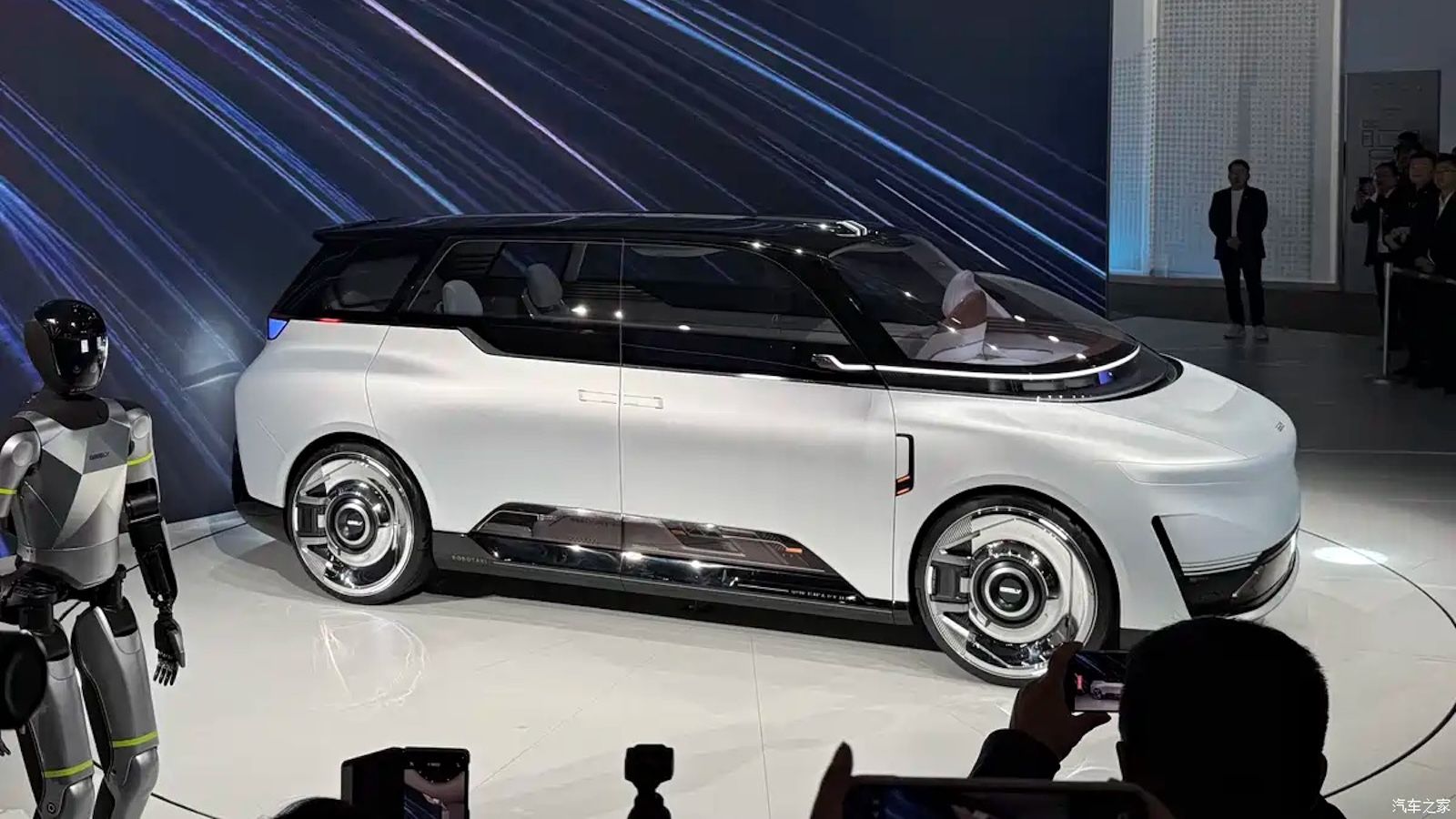 Η Geely παρουσίασεε το Eva Cab, το πρώτο κινεζικό Robotaxi χωρίς τιμόνι