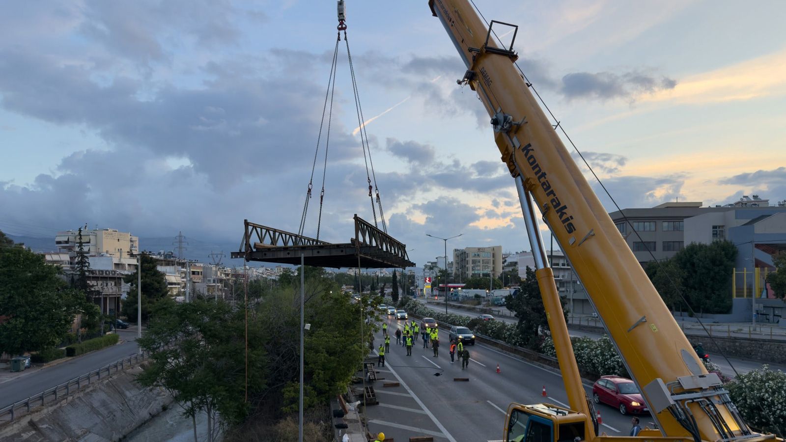 Σε μόλις ένα βράδυ ο στρατός κατασκεύασε και τοποθέτησε μια πεζογέφυρα 15 μέτρων.
