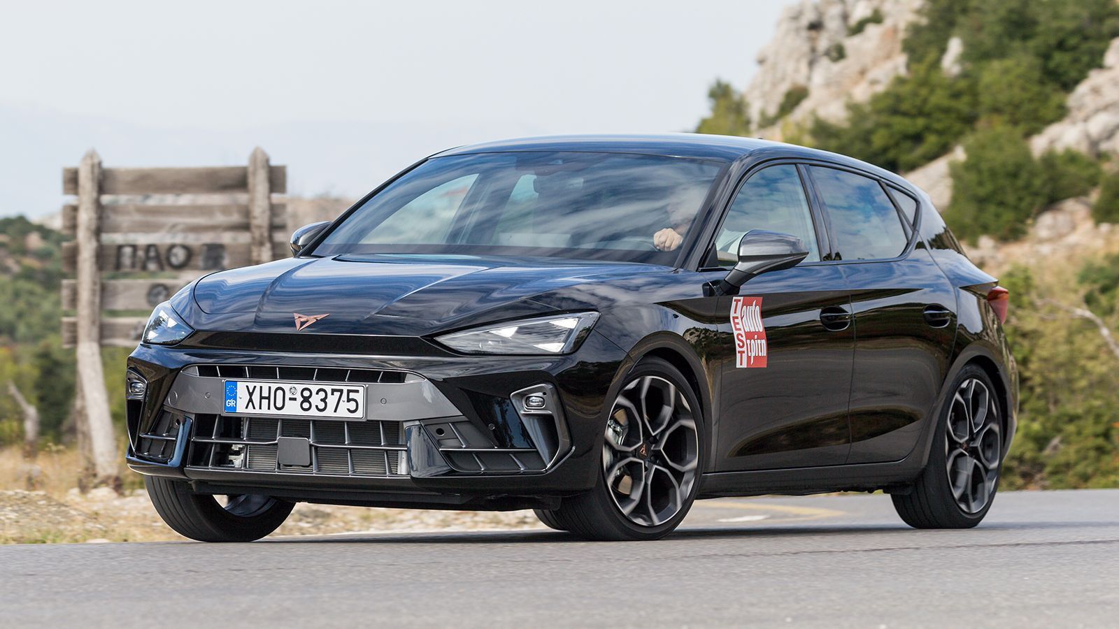 Το Leon διατίθεται σε hatchback και Sportstourer έκδοση και προσφέρεται μεταξύ άλλων και σε δύο Plug-in υβριδικές εκδόσεις. 