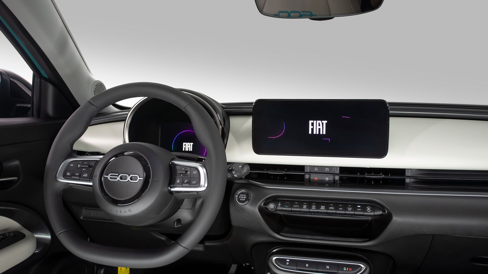 Το εσωτερικό του Fiat 600 είναι σύγχρονο και καλό ποιοτικά εκφράζοντας τον νεανικό του αέρα μέσω της οθόνης αφής των 10,25 ιντσών και του ψηφιακού πίν