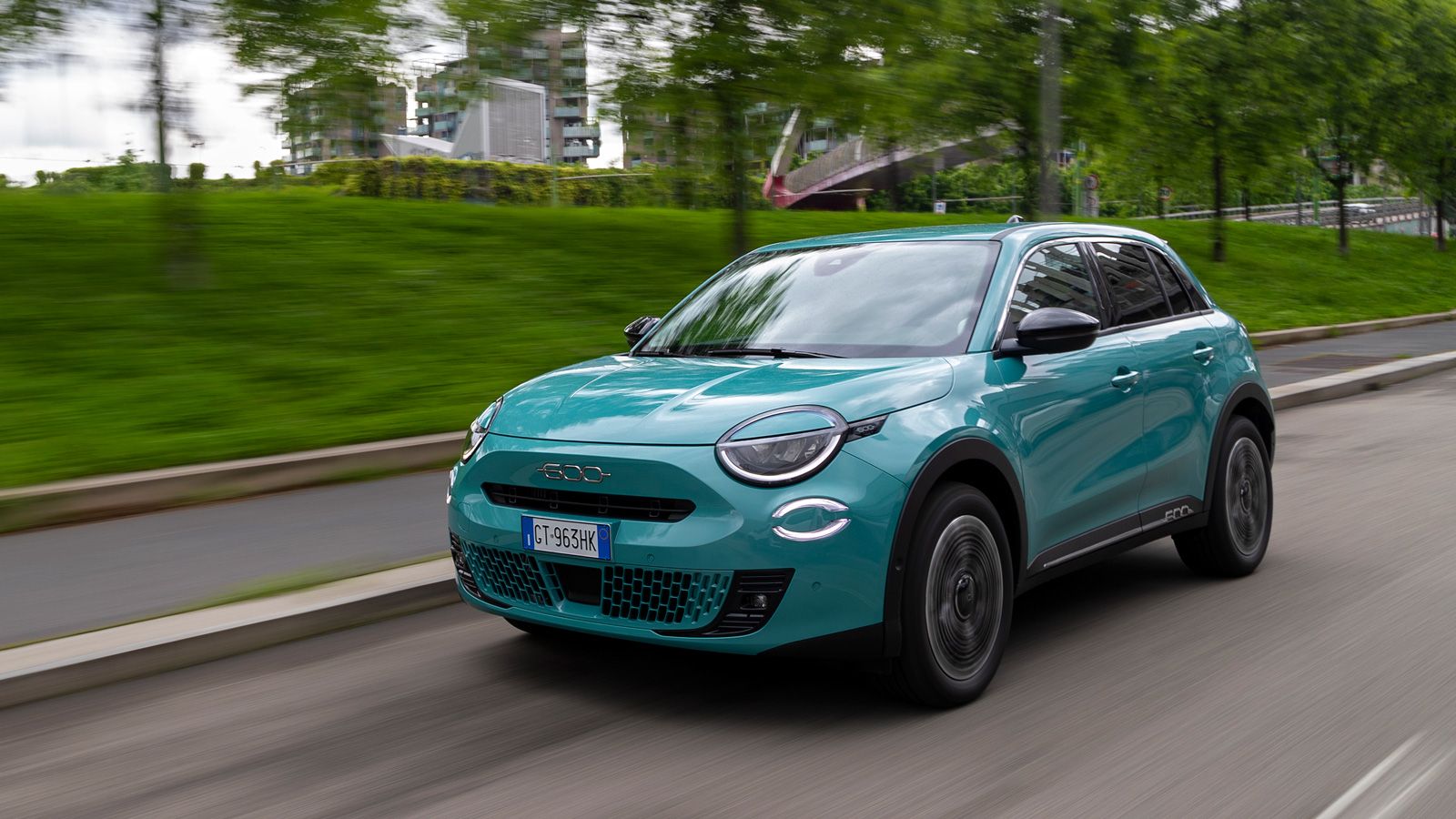 Οι Hybrid εκδόσεις 110 και 145 PS συνδυάζονται αποκλειστικά με αυτόματο κιβώτιο διπλού συμπλέκτη 6 σχέσεων.