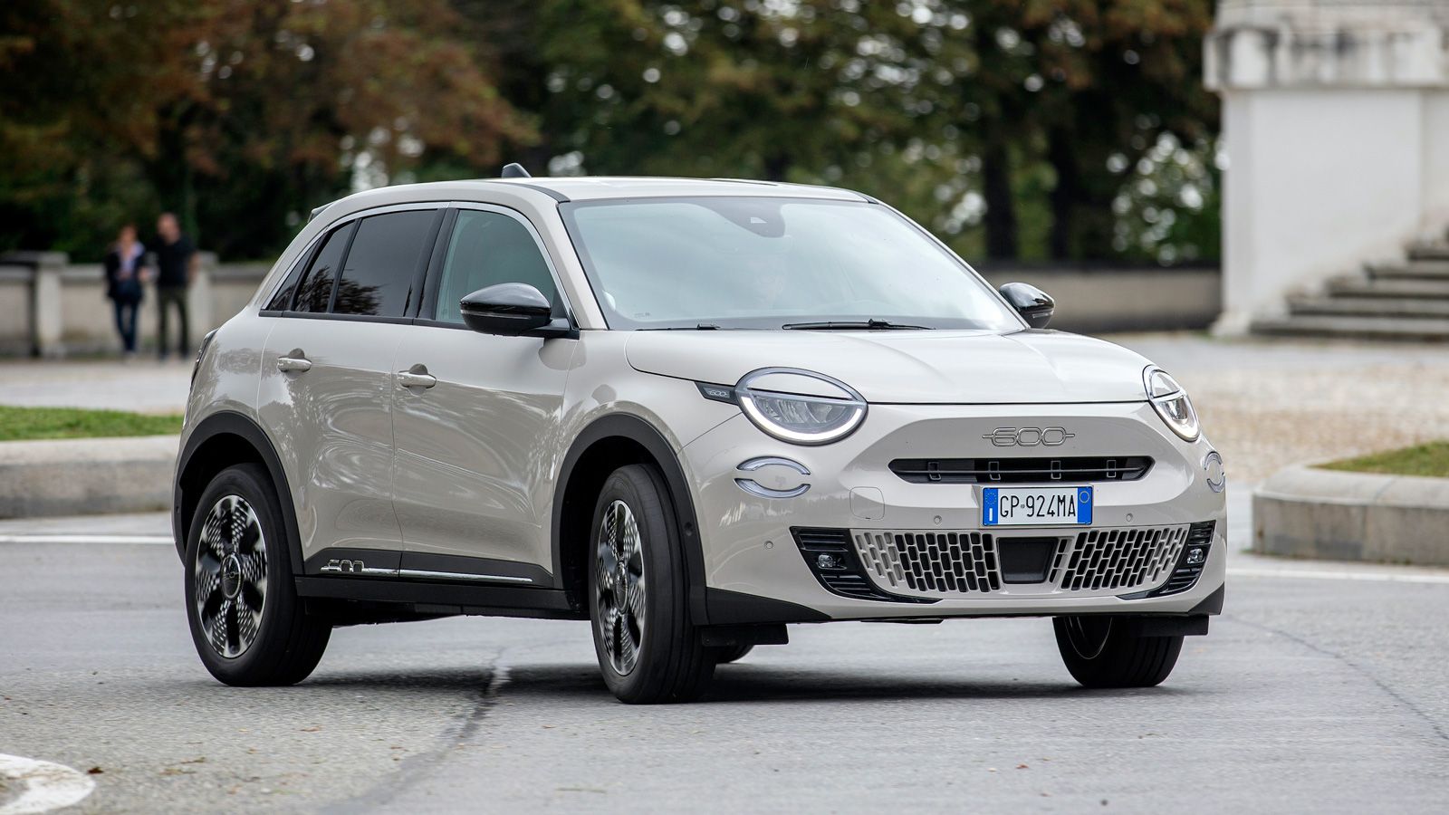Το αμιγώς ηλεκτρικό Fiat 600e αποδίδει 156 PS και έχει νέα μεγαλύτερη μπαταρία 54 kWh για να προσφέρει έως και 400 χλμ. αυτονομίας.