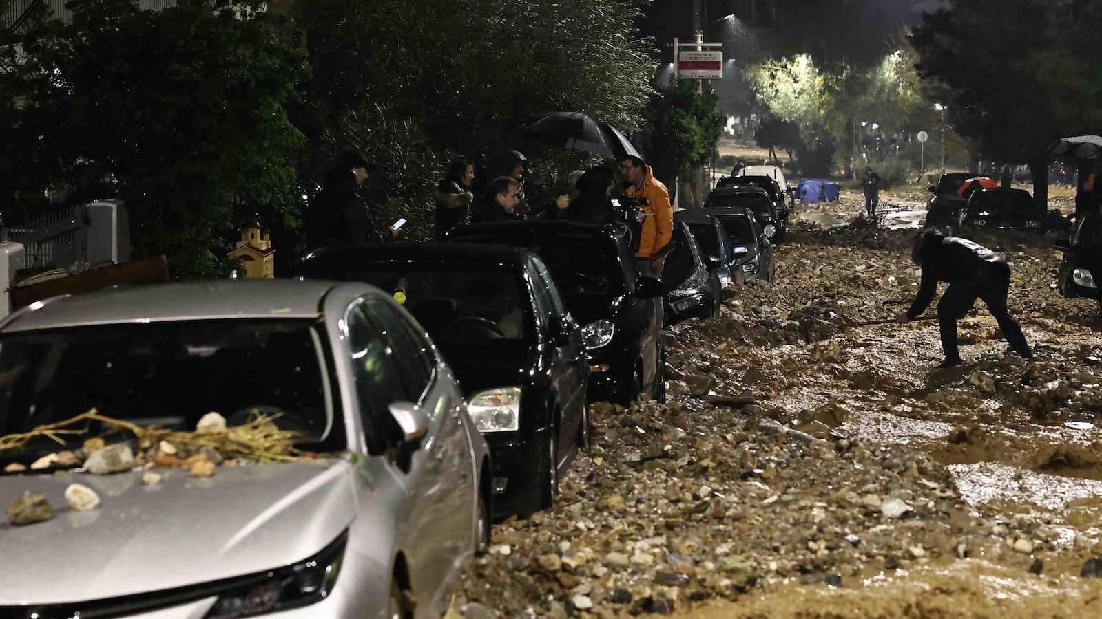 Mέσα σε λίγη ώρα, η καταρρακτώδης βροχή μετέτρεψε βασικούς δρόμους της ¶νω Γλυφάδας σε ορμητικά ρέματα, δημιουργώντας επικίνδυνες συνθήκες για οδηγούς
