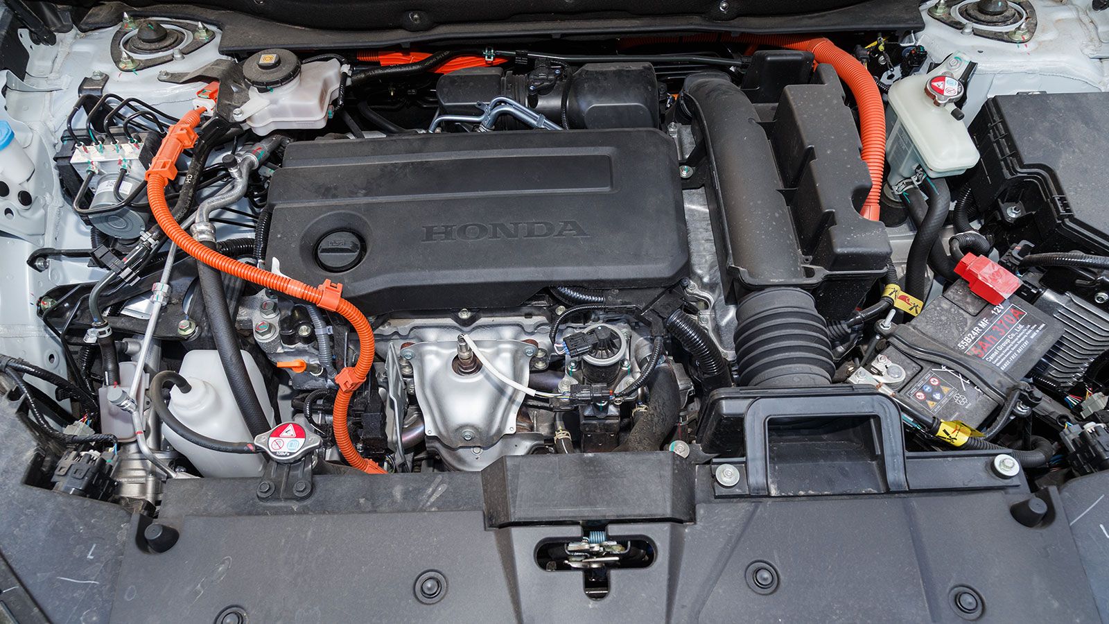 Το υβριδικό σύστημα της Honda, που αποτελείται από έναν 2λιτρο βενζινοκινητήρα κύκλου Atkinson και δύο ηλεκτροκινητήρες, με συνδυαστική απόδοση 184 ίπ