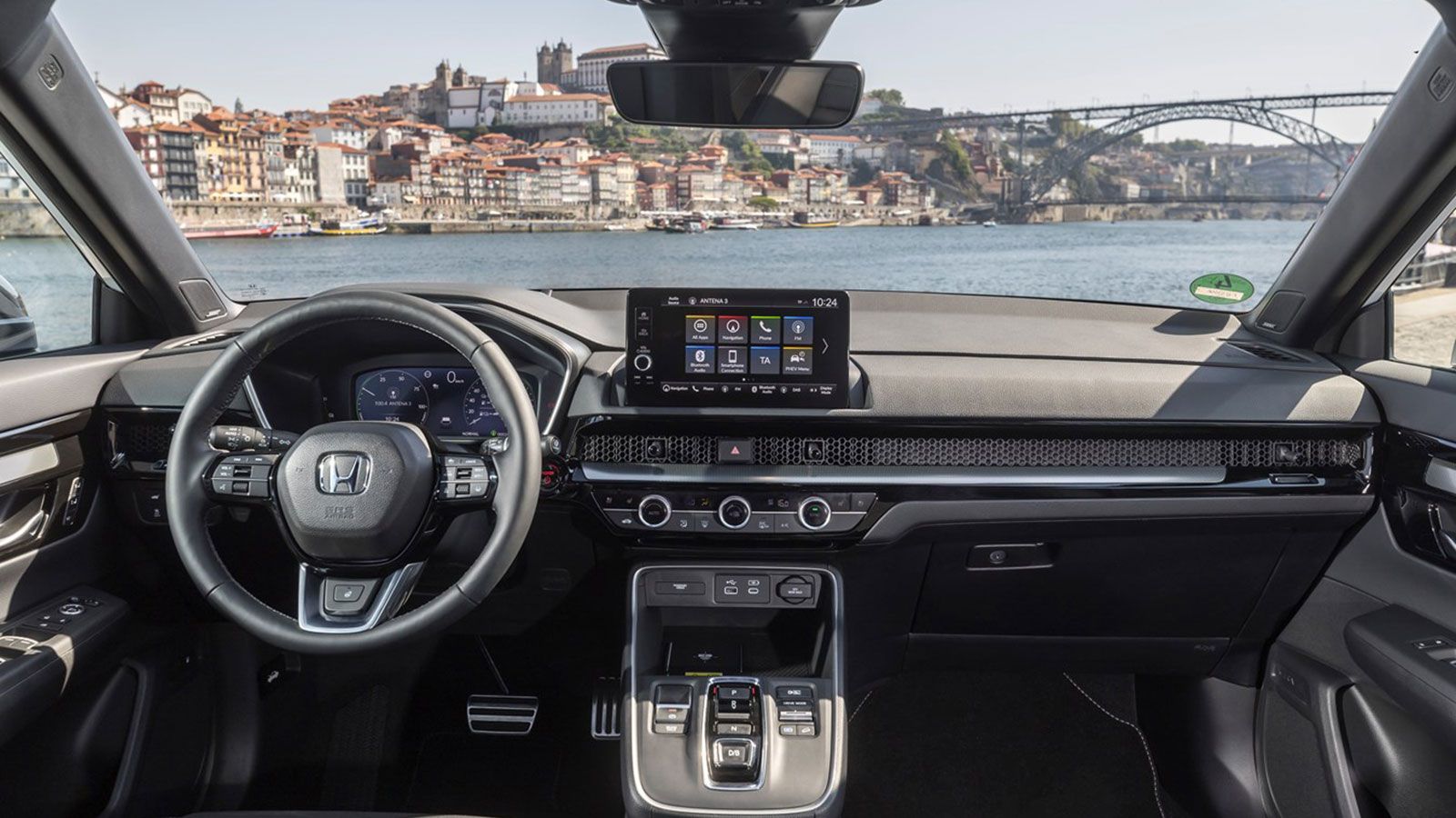 Το CR-V διαθέτει μια πολύ ποιοτική καμπίνα με ευχάριστα στην αφή υλικά, τα οποία διακρίνονται για τη στιβαρή συναρμογή τους και το εξαιρετικό φινίρισμ
