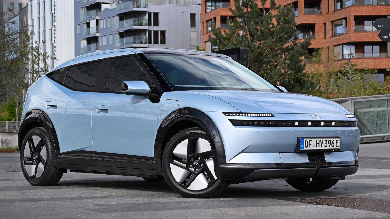 Αισθητικά το Hyundai Ioniq 3 υιοθετεί τη νεότερη σχεδιαστική φιλοσοφία «Art of Steel» της εταιρείας, συνδυάζοντας compact διαστάσεις και δυναμικό χαρα
