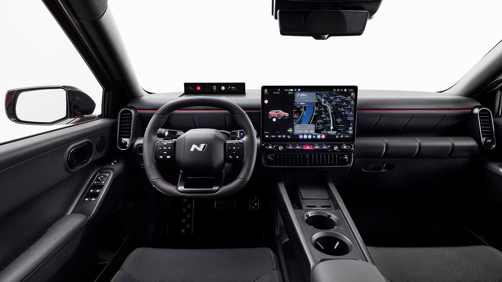 Μίνιμαλ εσωτερικό σε λογική Tesla με μία οθόνη στο κέντρο με διαγώνιο έως 14,6. Τα φυσικά κουμπιά βοηθούν στον τομέα της πρακτικότητας.