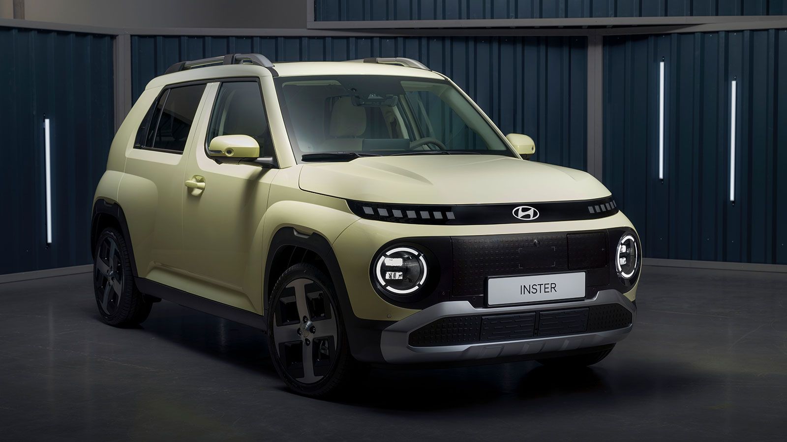 Το ηλεκτρικό Hyundai Inster με την μεγάλη μπαταρία των 49 kWh μπορεί να προσφέρει αυτονομία έως και 370 χλμ. 