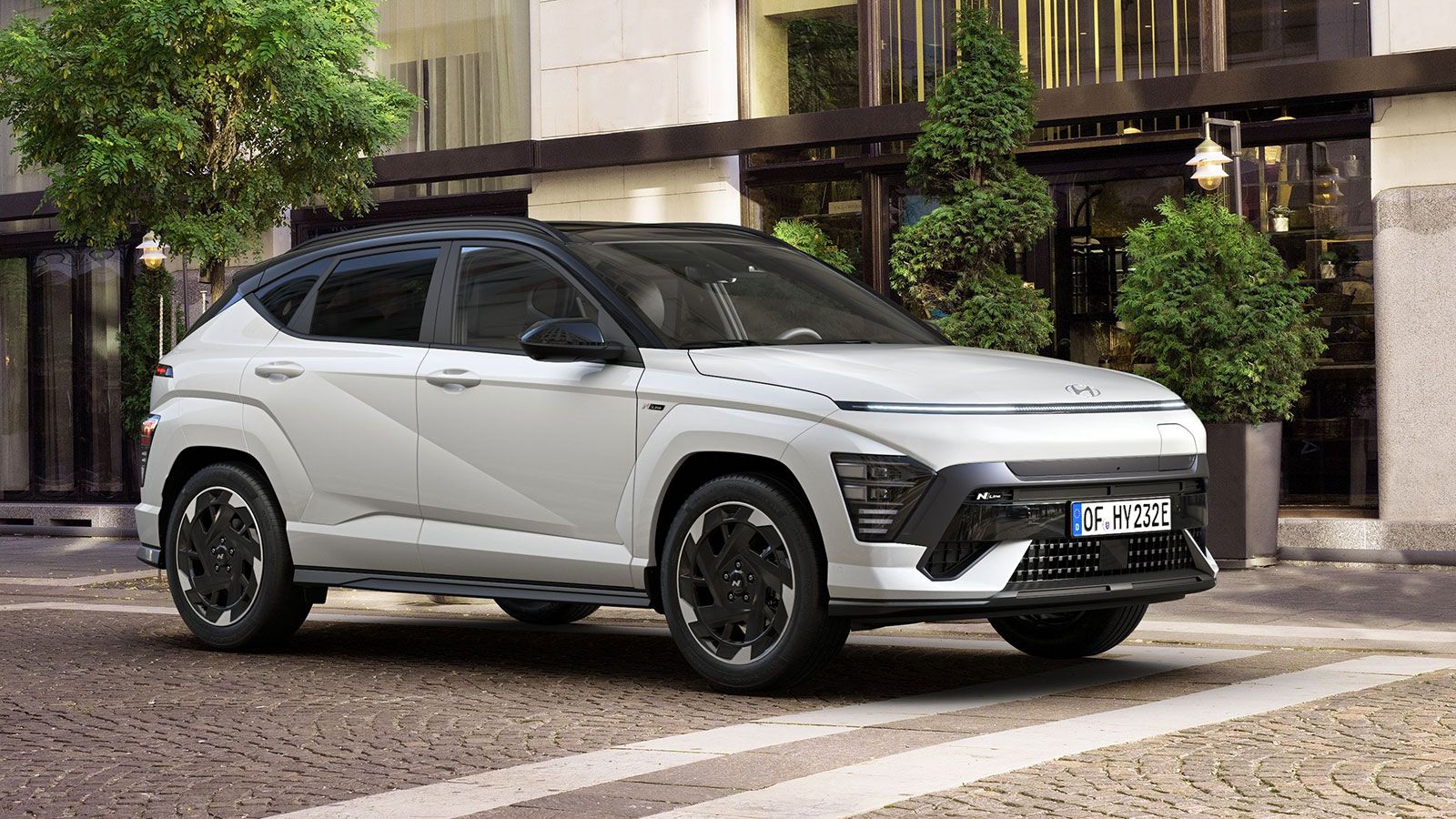 Το Hyundai Kona ξεκινά οριακά κάτω από το όριο των 25 χιλιάδων ευρώ, αξίζει ωστόσο να δώσει κανείς 500 ευρώ επιπλέον και να το επιλέξει στην πιο αποδο