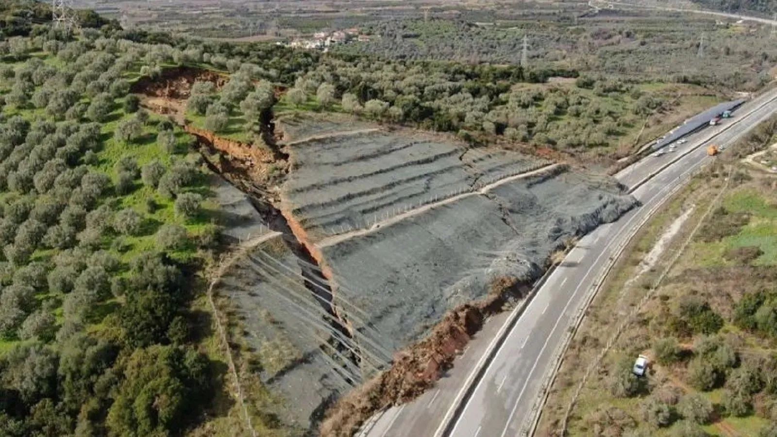 Για να καταστεί εφικτή η κυκλοφορία στο σημείο, υλοποιήθηκαν τεχνικά έργα, στα οποία περιλαμβάνονται η απομάκρυνση 60.000 m³ από χώμα και μπάζα.