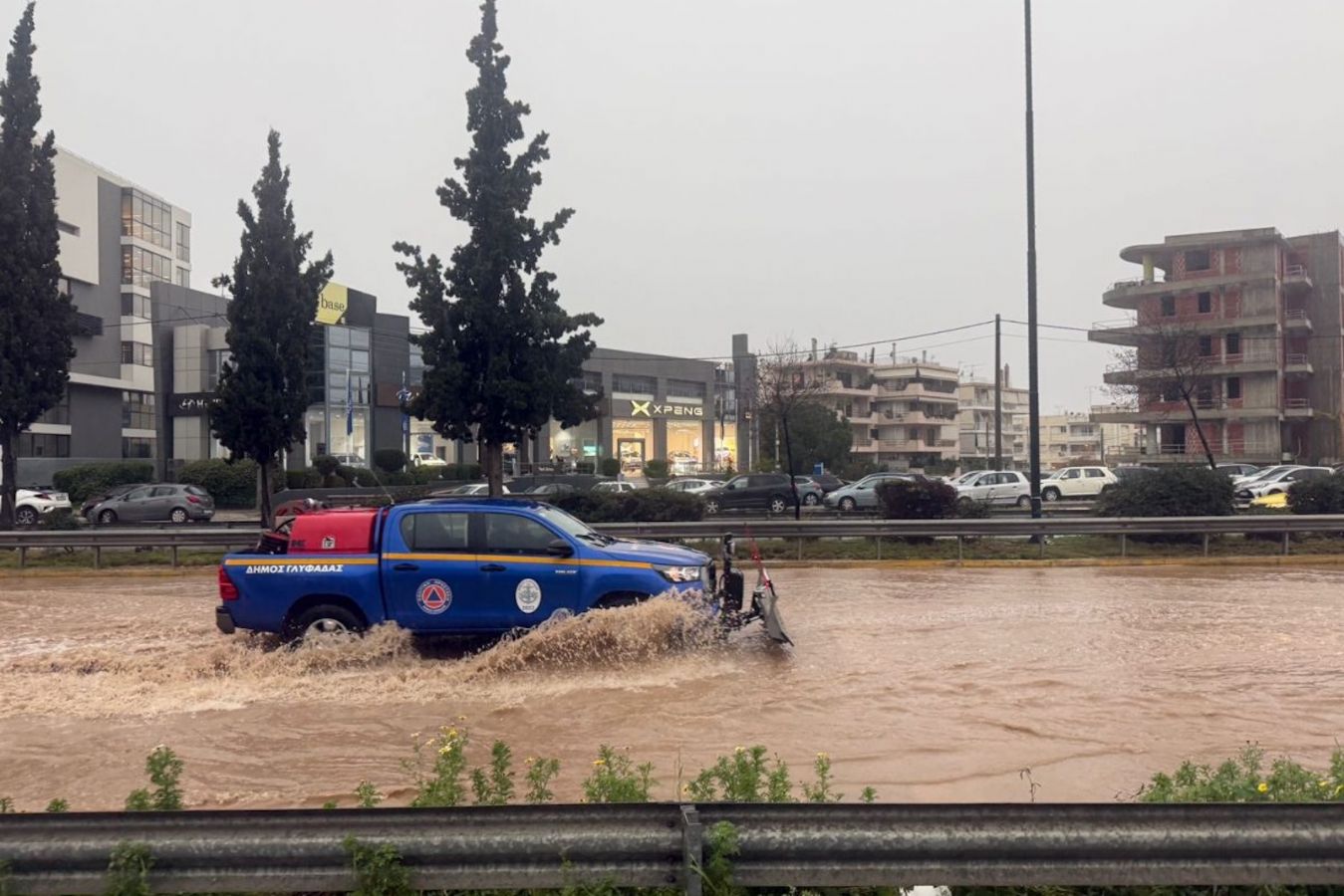 Πλημμύρισε ξανά η Λεωφόρος Βουλιαγμένης - Αντιπλημμυρική «πατέντα» στη Γλυφάδα