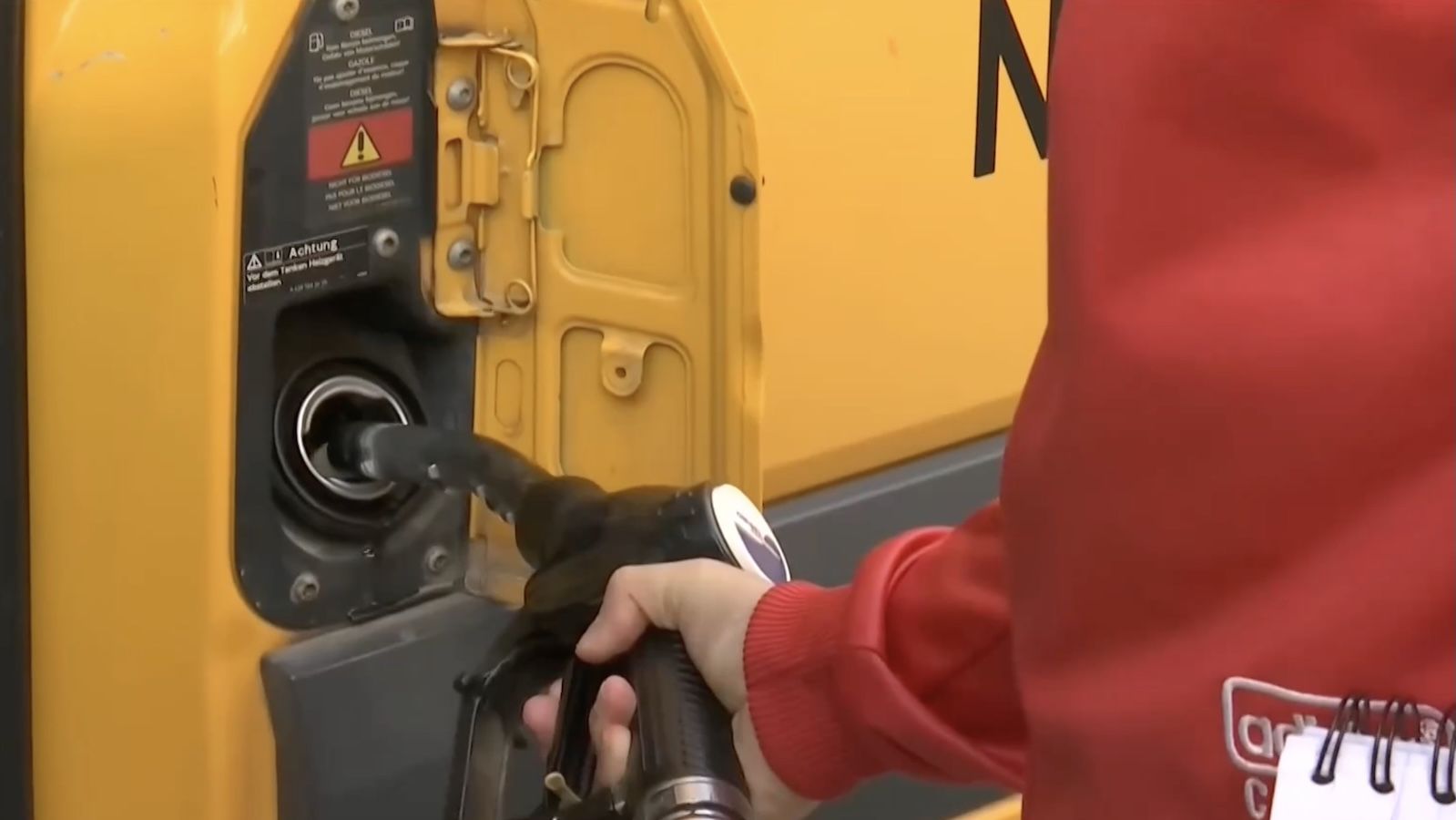 Στην Ελλάδα, η μέση τιμή της αμόλυβδης βενζίνης έχει σταθεροποιηθεί στα 2,08 ευρώ ανά λίτρο, ενώ σε νησιωτικές περιοχές όπως οι Κυκλάδες, η τιμή έχει 