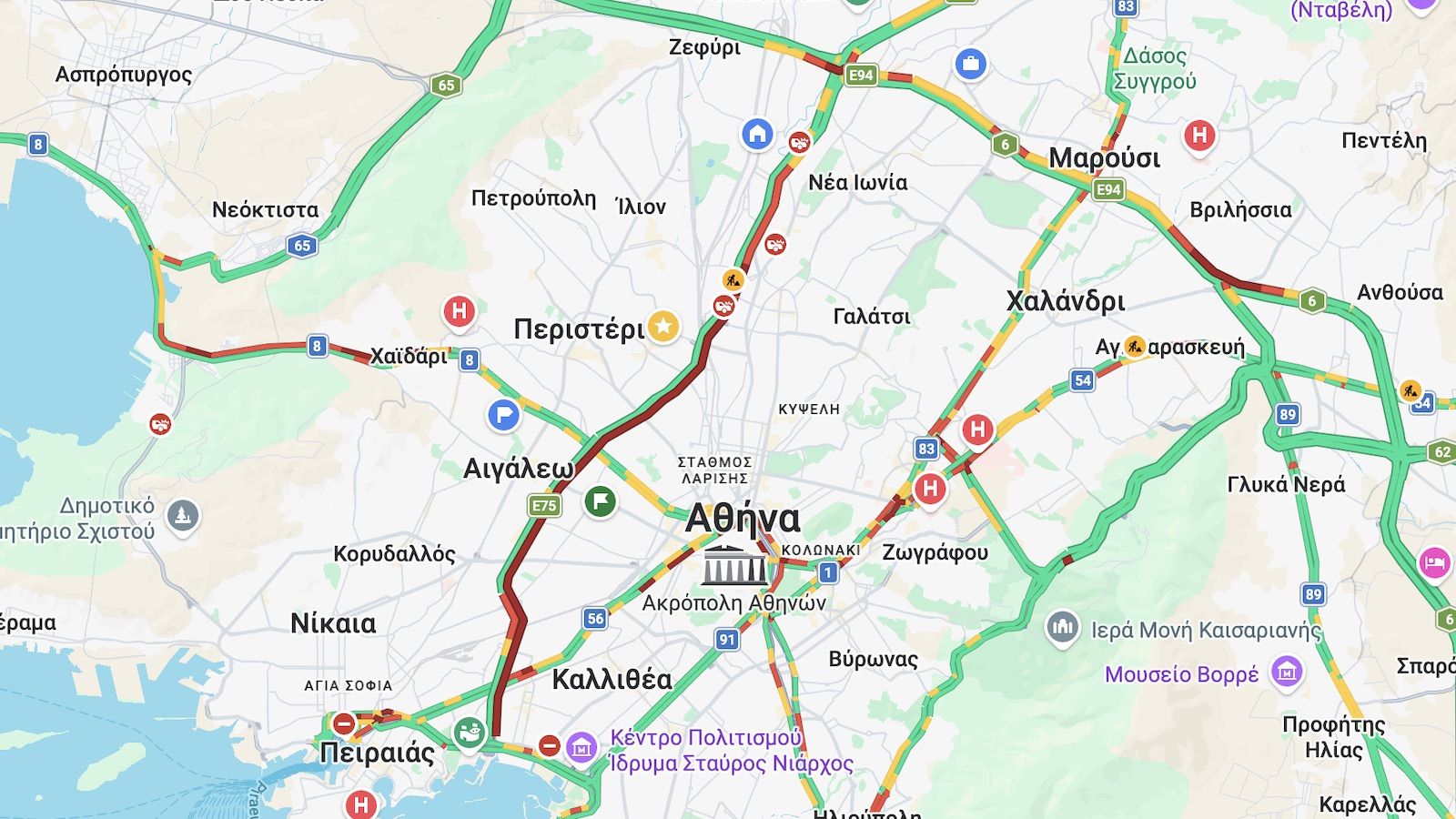 Η ταλαιπωρία για τους οδηγούς είναι μεγάλη, καθώς η κίνηση διεξάγεται με ρυθμούς σημειωτόν στο ρεύμα ανόδου, από το ύψος του Σταδίου Ειρήνης και Φιλία
