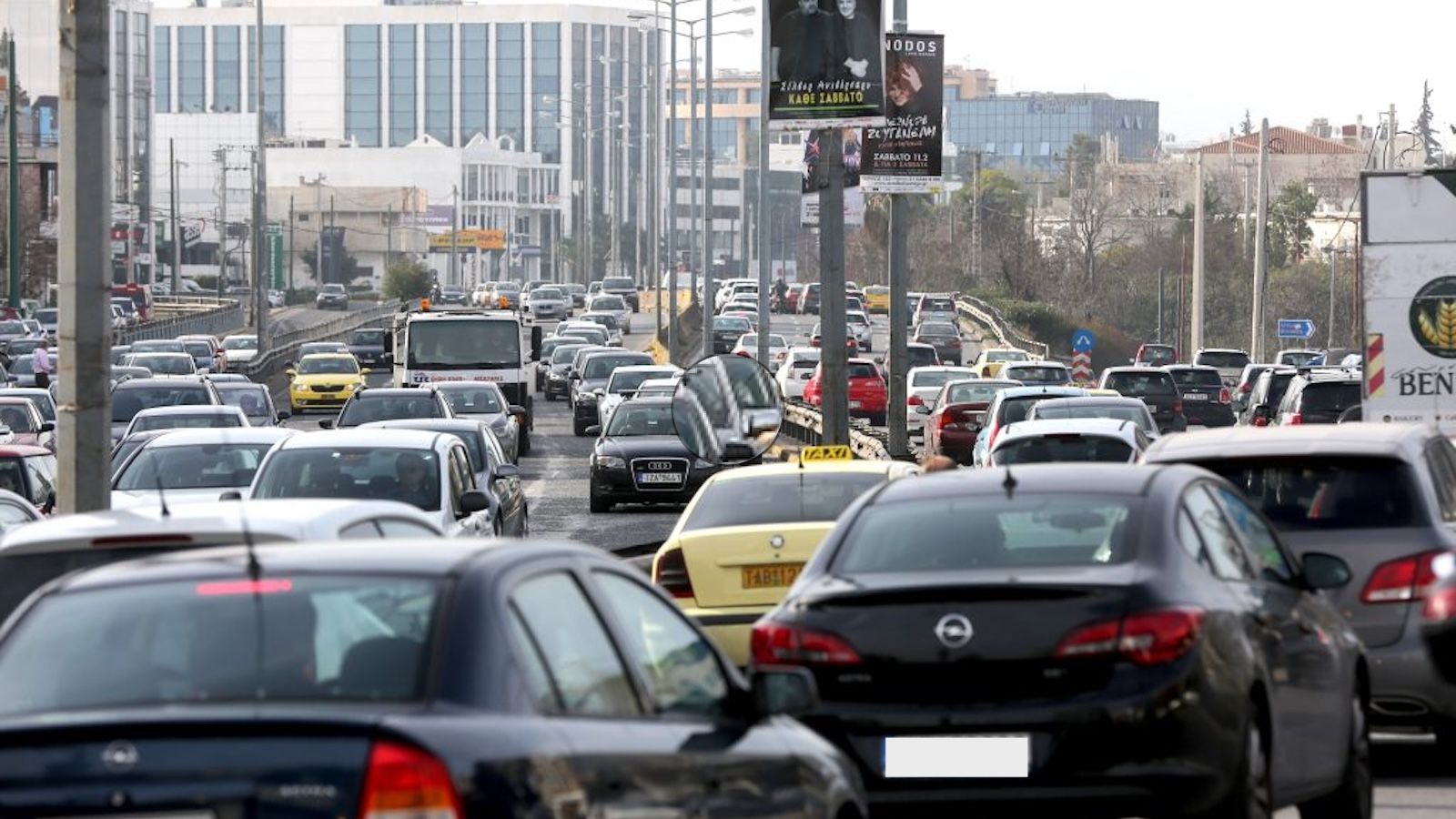 Η πιο τρανταχτή έλλειψη εντοπίζεται στον άξονα της Λεωφόρου Κηφισιάς, όπου δεν υπάρχει καμία σύνδεση με το Μετρό. Πρόκειται για την περιοχή με τη μεγα