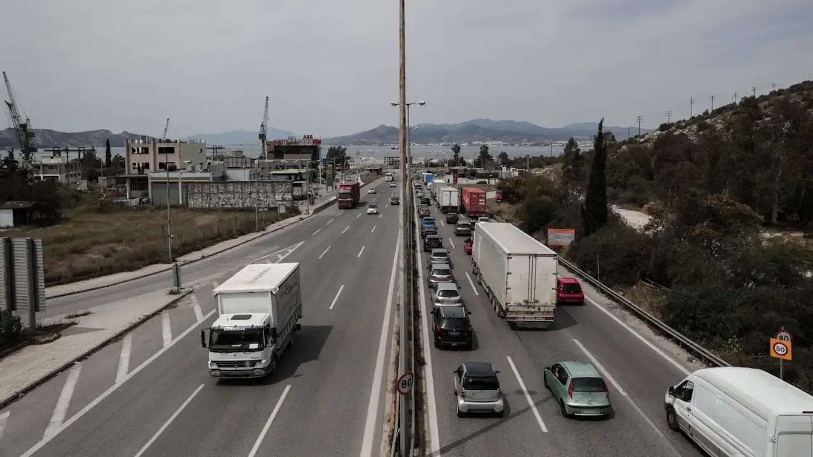 Τώρα: Καραμπόλα 5 φορτηγών στον Ασπρόπυργο – Χάος στην Αθηνών-Κορίνθου

