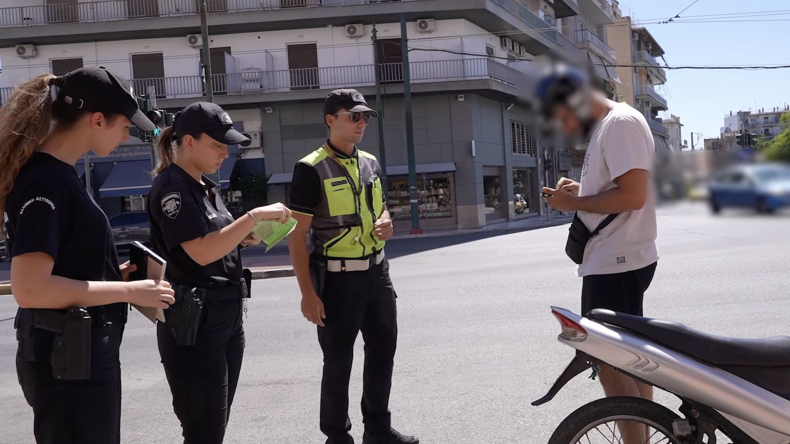 Ξεχάστε το κλασικό χαρτάκι στον υαλοκαθαριστήρα ή το αντίγραφο που δινόταν στο χέρι. Ο αστυνομικός θα καταγράφει ψηφιακά τον αριθμό κυκλοφορίας, το εί