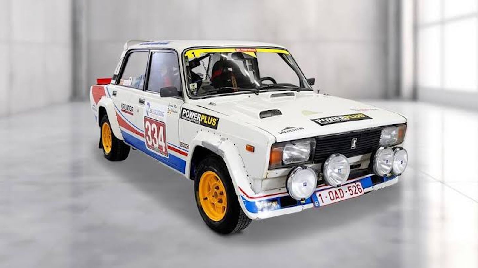 Λευκό αγωνιστικό Lada 2105 VFTS Group B με πρόσθετους προβολείς ράλι και φουσκωμένα φτερά.