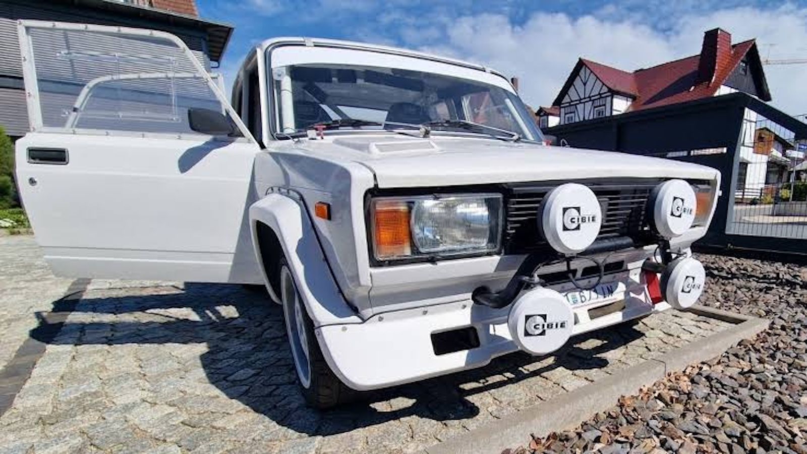 Μηχανικά, το Lada 2105 VFTS απέχει έτη φωτός από το απλό μοντέλο παραγωγής, αναδεικνύοντας τη βαθιά γνώση της «Σχολής του Βίλνιους» γύρω από την ακαμψ