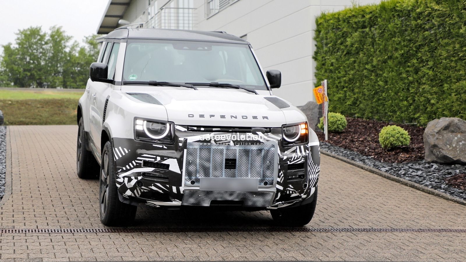 Land Rover Defender: Τι αλλάζει στο δημοφιλές Off-Roader