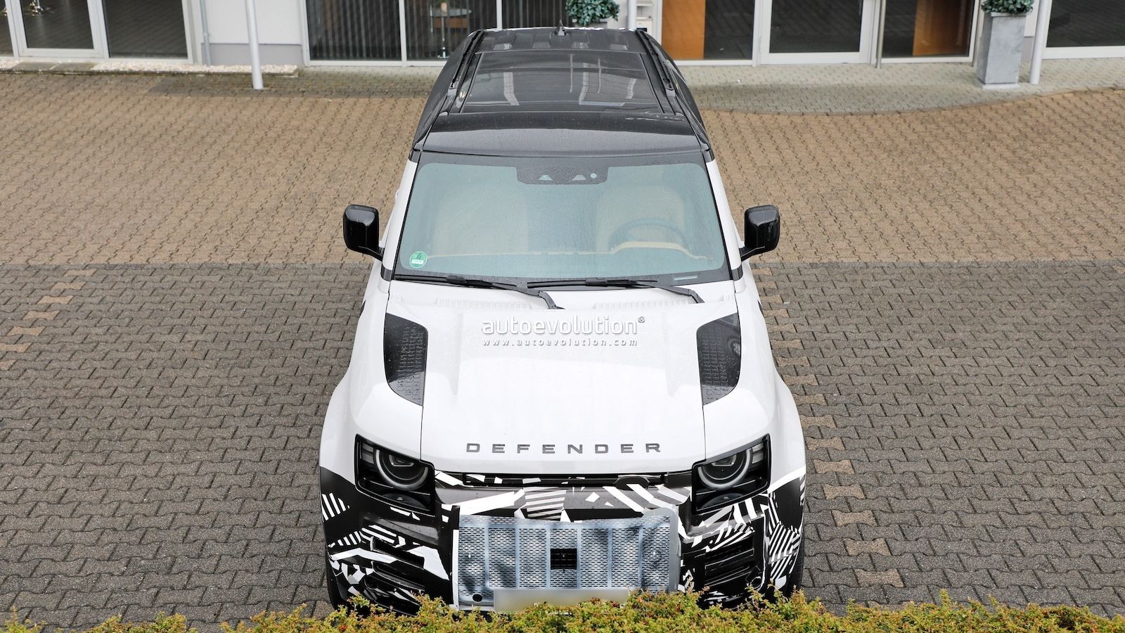 Land Rover Defender: Τι αλλάζει στο δημοφιλές Off-Roader