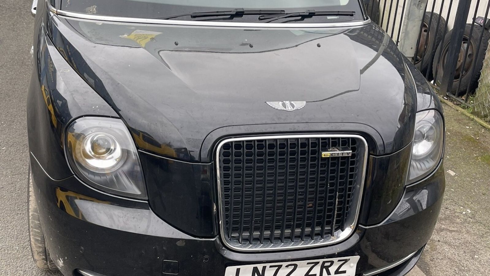 Στο επίκεντρο της διαμάχης βρίσκεται το νέο έμβλημα της London EV Company (LEVC), της εταιρείας που κατασκευάζει τα διάσημα ηλεκτρικά μαύρα ταξί του Λ