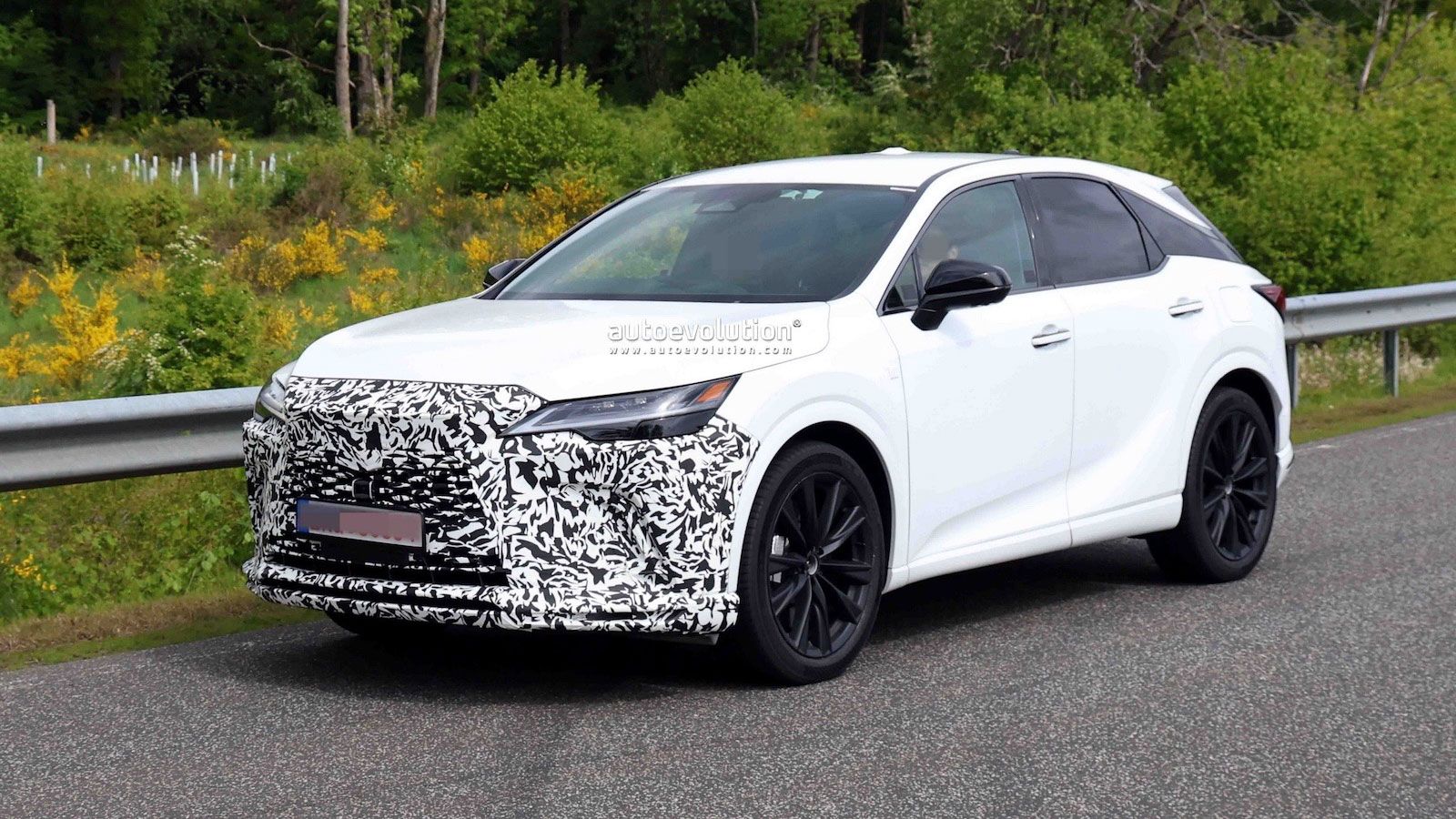 Ανανεωμένο Lexus RX σε δοκιμές στο δρόμο - Τι αλλάζει εντός & εκτός;