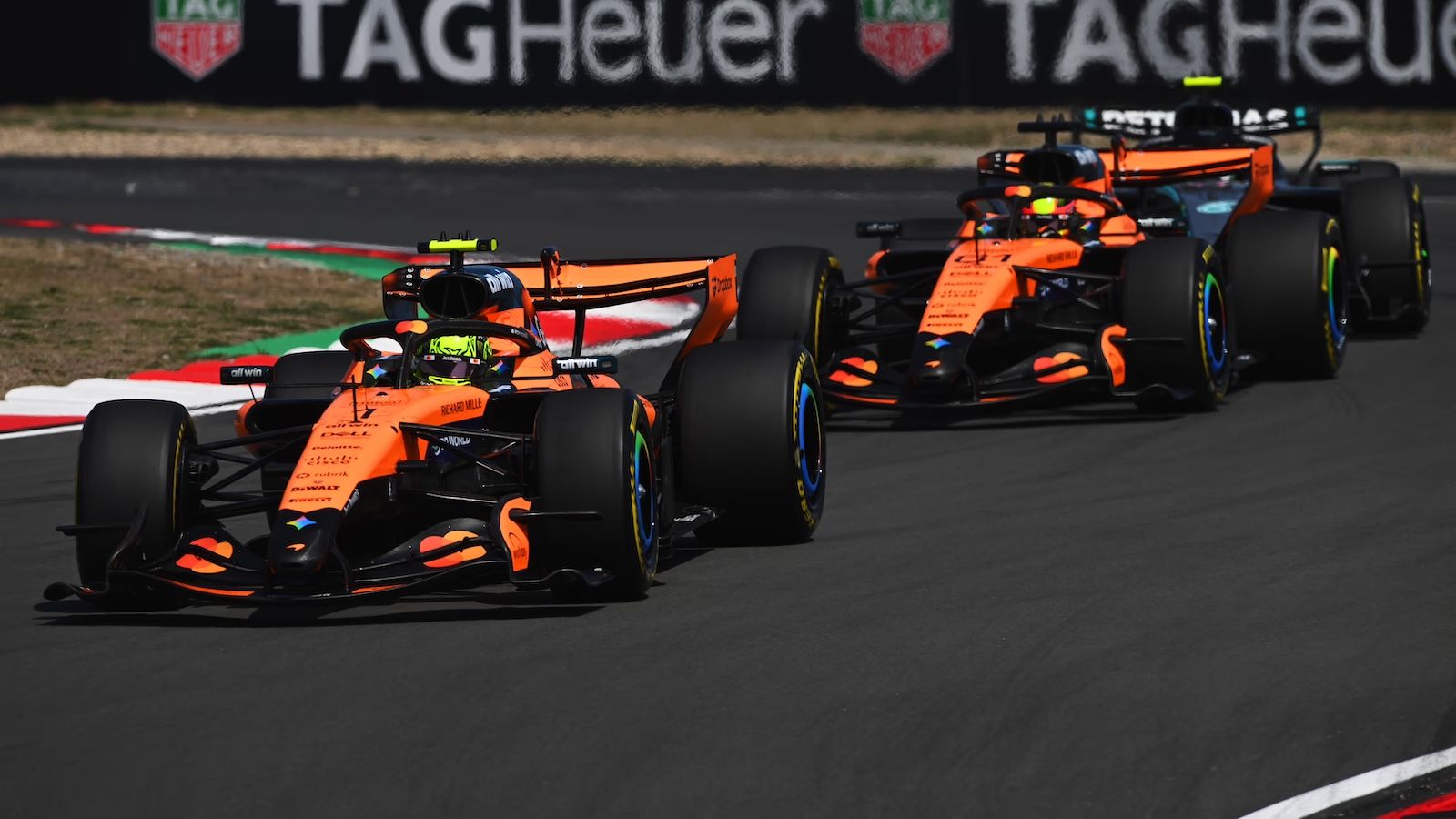 Η McLaren προσπαθεί να μαζέψει τα κομμάτια της μετά το εφιαλτικό Σαββατοκύριακο στη Σανγκάη, την ώρα που η ένταση ανάμεσα στην ομάδα του Woking και τη