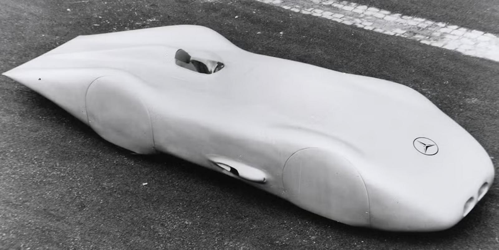 Το μακρινό 1938, η Mercedes-Benz πήρε το αγωνιστικό της μονοθέσιο από το Grand Prix, τη θρυλική W125, και δημιούργησε μια ειδική, κλειστή, αεροδυναμικ