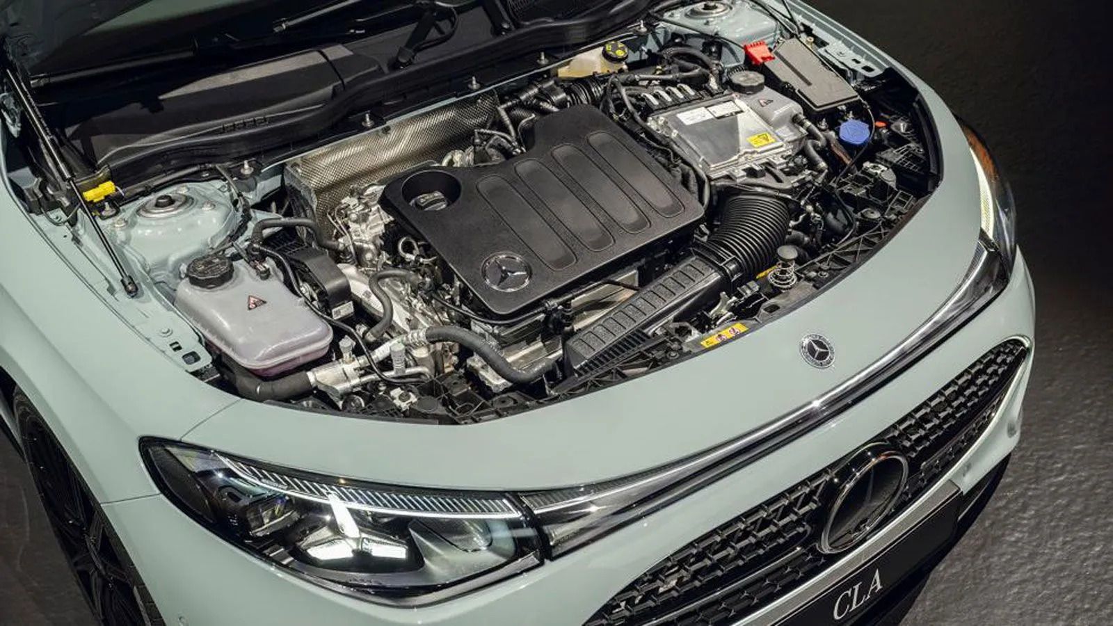 O βενζινοκινητήρας της Mercedes CLA Hybrid μοτέρ φέρει special αρχιτεκτονική, όπως είναι τα μπλοκ αλουμινίου με επίστρωση NANOSLIDE, η τουρμπίνα μεταβ