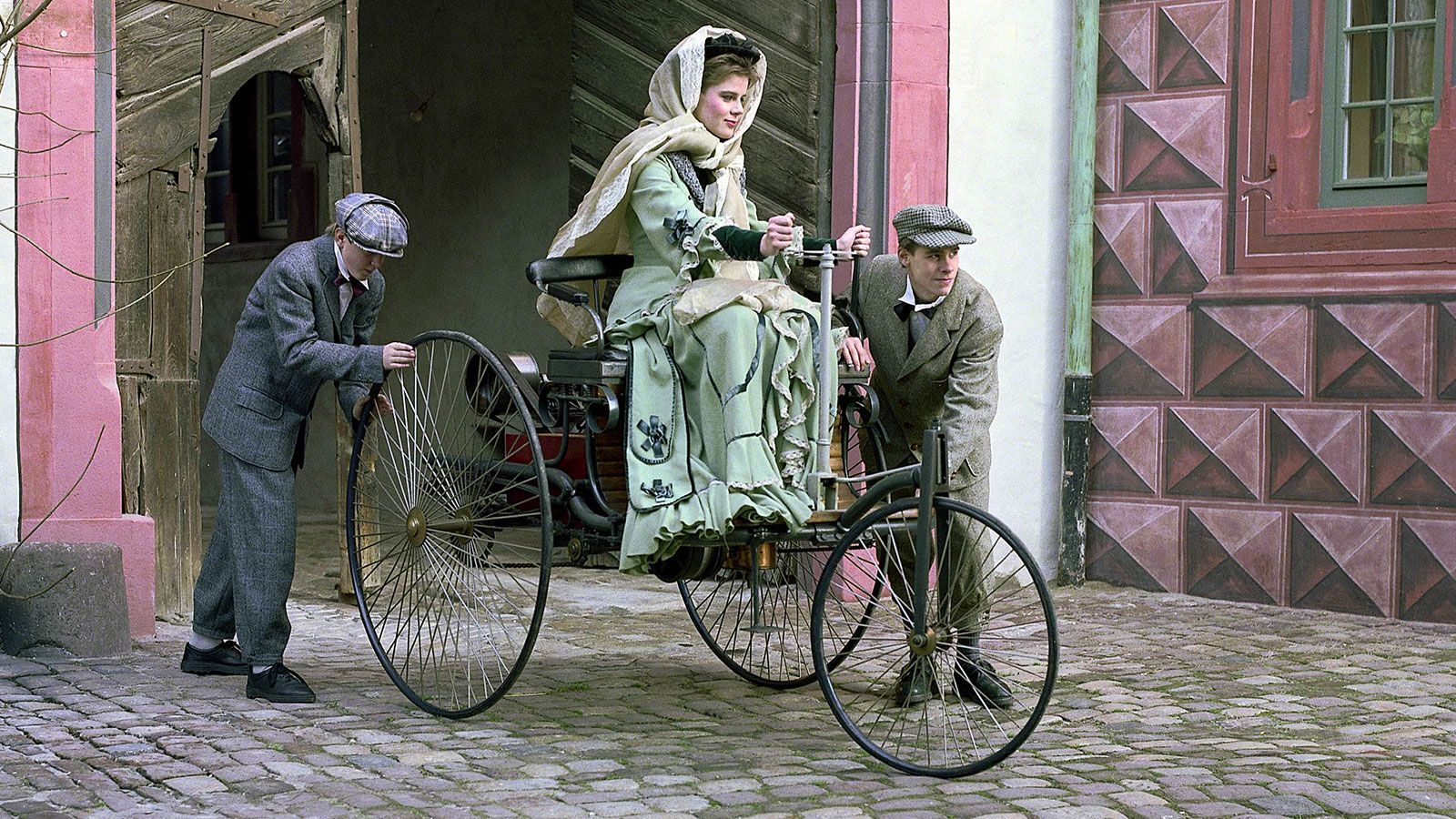 Με το Benz Patent-Motorwagen η σύζυγος του Carl Benz, Bertha Benz  μαζί με τους δύο έφηβους γιους της, πραγματοποίησε το πρώτο ταξίδι με αυτοκίνητο.